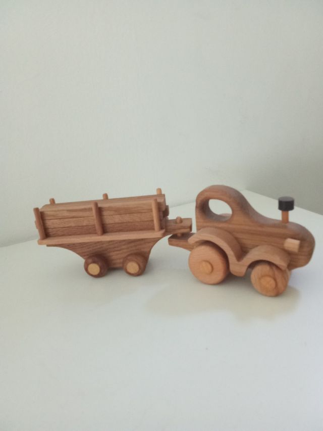 Tractor artesano carga madera