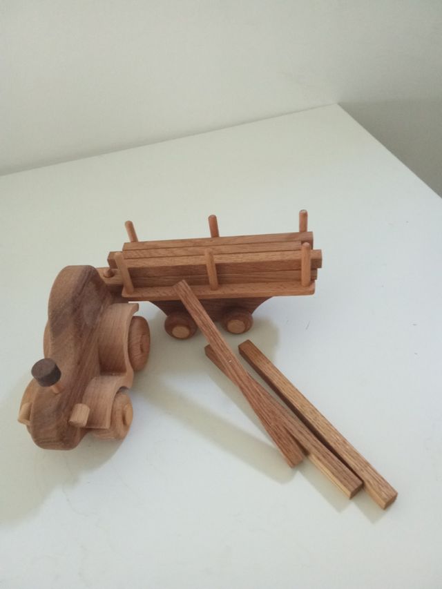 Tractor artesano carga madera