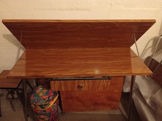 Mesa extensible,dos sillas,dos banquetas