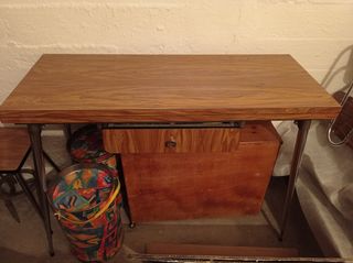Mesa extensible,dos sillas,dos banquetas