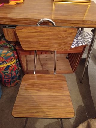 Mesa extensible,dos sillas,dos banquetas