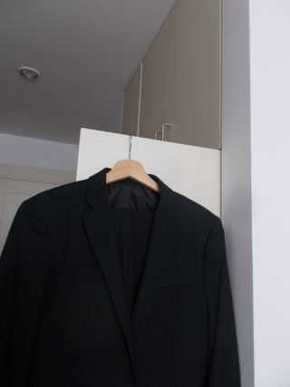 Traje negro talla M y camisa blanca