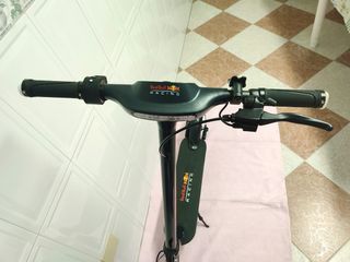 Patinete Red bull de 3 meses.