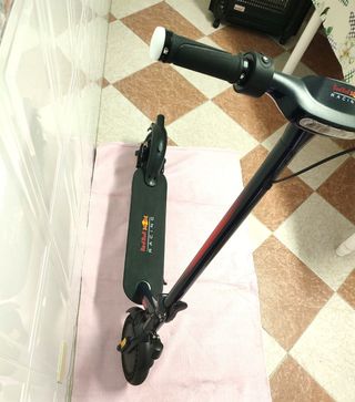 Patinete Red bull de 3 meses.