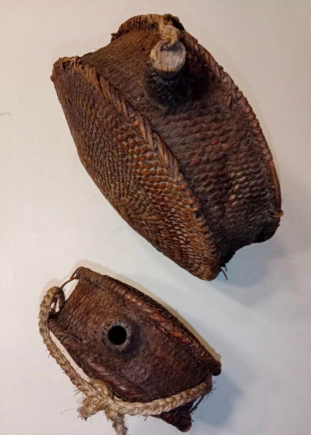 Antiguas barrilas cantimploras mimbre
