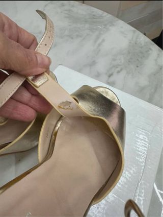 Scarpe  aperte alte con tacco e zeppa color oro