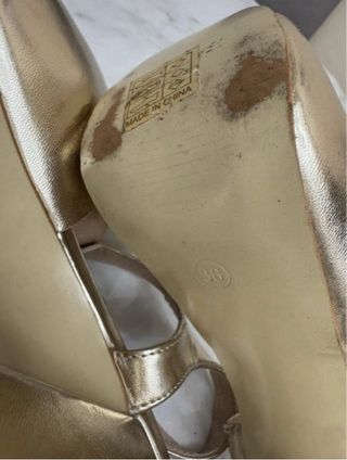 Scarpe  aperte alte con tacco e zeppa color oro