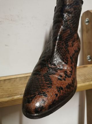 Botines de tipo serpiente. 