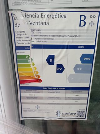 Ventana de pvc y reja pintada al horno