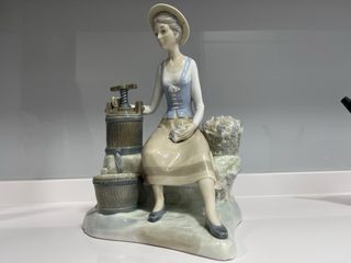 Figura coleccion Zaphir Lladro Mujer en vendimia