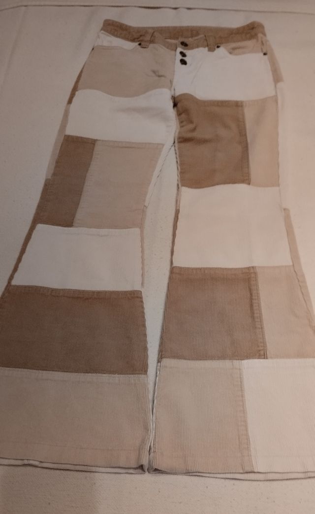 Pantaloni a campana in velluto a coste.