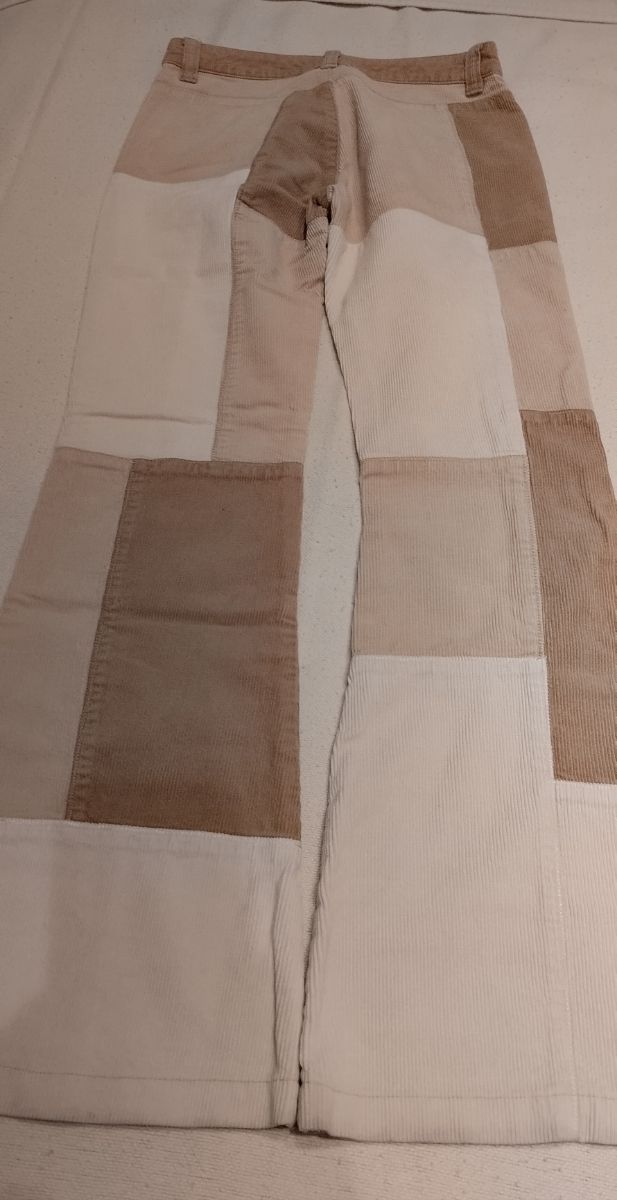 Pantaloni a campana in velluto a coste.