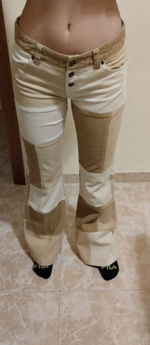 Pantaloni a campana in velluto a coste.