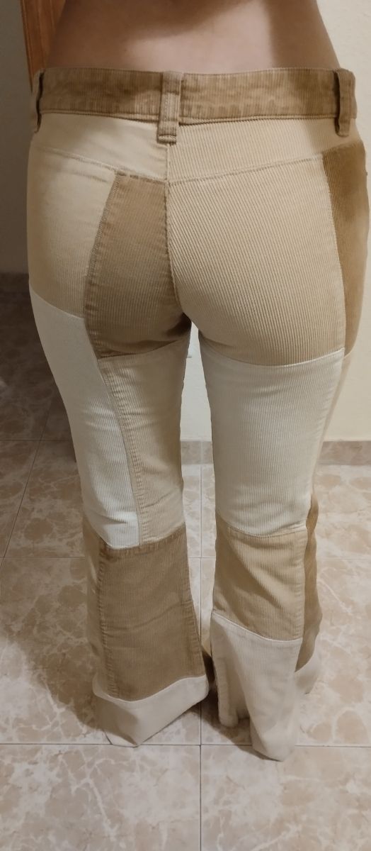 Pantaloni a campana in velluto a coste.