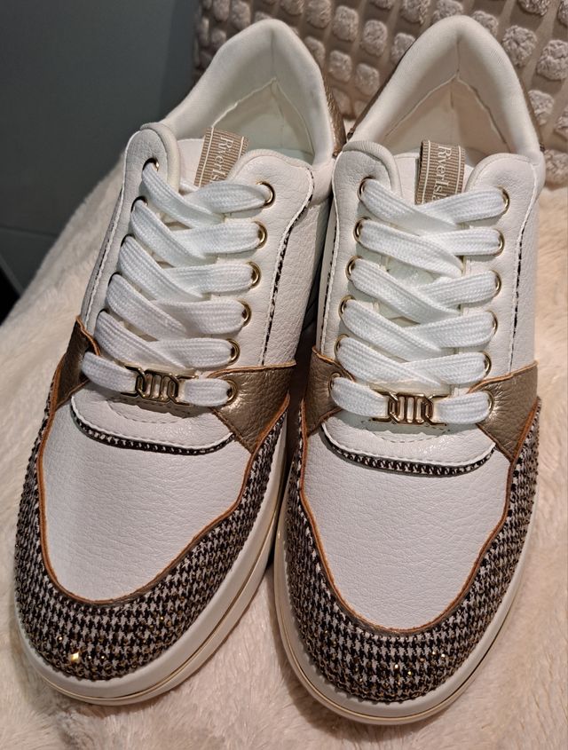 Zapatillas River Island.