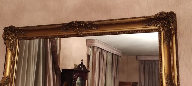 Espejo con elegante moldura dorada