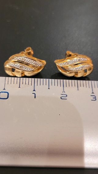 Pendientes en oro de 18 k y puntas de diamantes