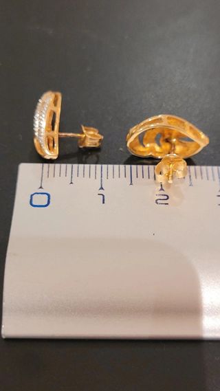 Pendientes en oro de 18 k y puntas de diamantes