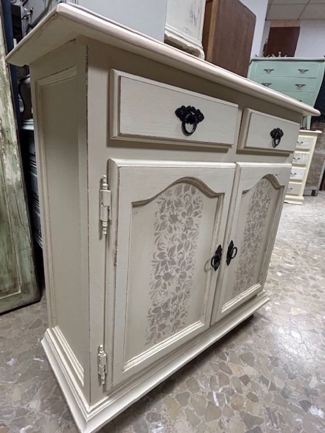 Bonito mueble con dos puertas y dos cajones