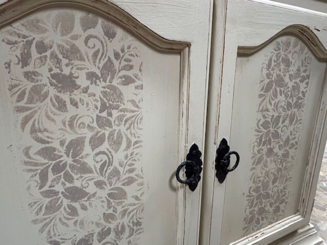 Bonito mueble con dos puertas y dos cajones