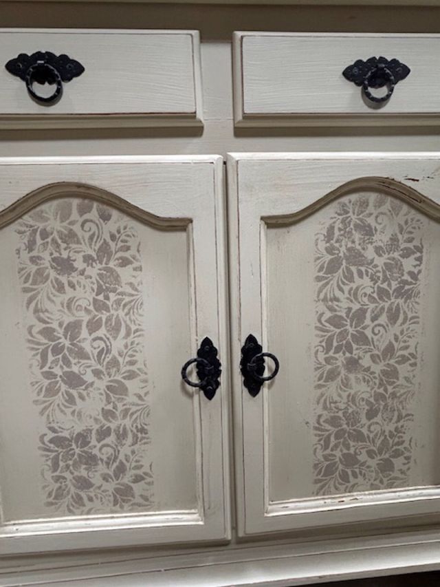 Bonito mueble con dos puertas y dos cajones