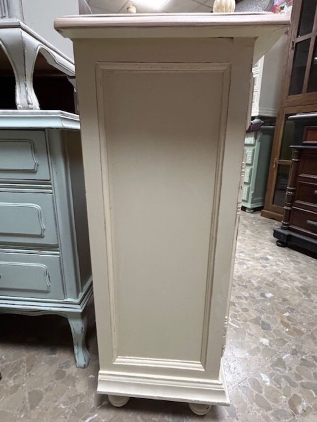 Bonito mueble con dos puertas y dos cajones