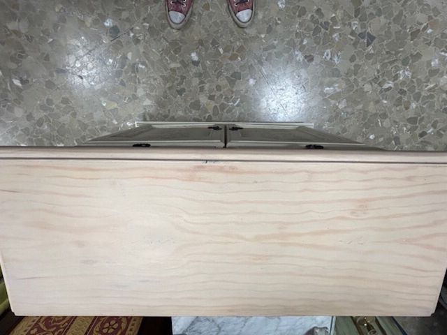 Bonito mueble con dos puertas y dos cajones