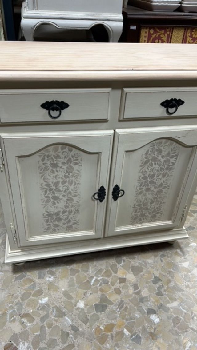 Bonito mueble con dos puertas y dos cajones