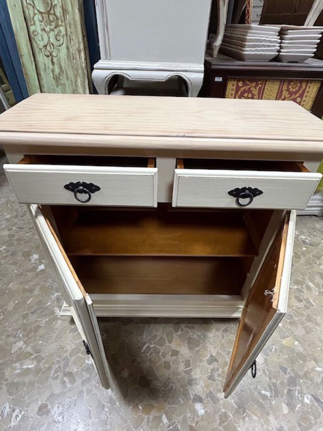 Bonito mueble con dos puertas y dos cajones