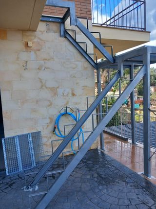 Estructura escalera para escalón madera