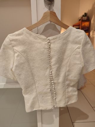 Top blanco de novia con botones traseros