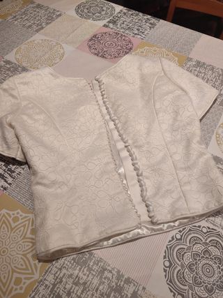 Top blanco de novia con botones traseros