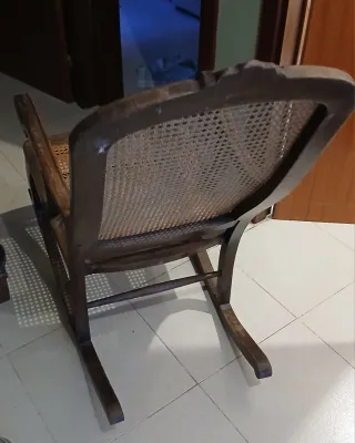 DOS MECEDORAS MODERNISTAS. Madera y Rejilla