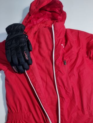 Mono esqui y guantes