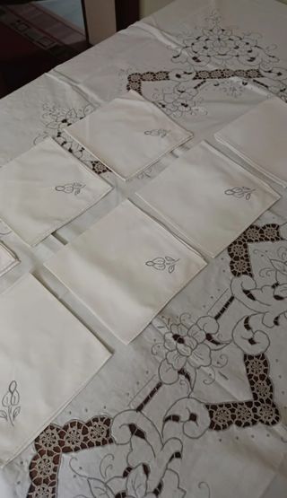 Mantel bordado, con aplicaciones