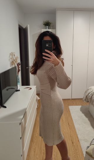 Vestido midi elástico.