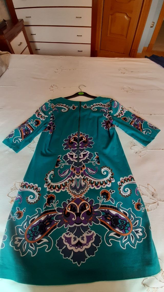 Vestido talla M  en perfecto estado.