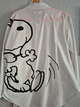 Camisa de niña snoopy.
