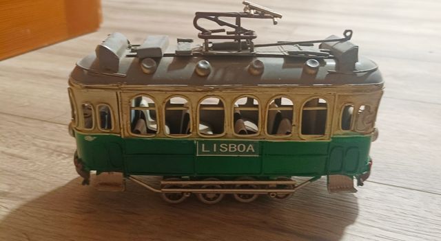 Figura tramvia Lisboa Portugal pintada a mano