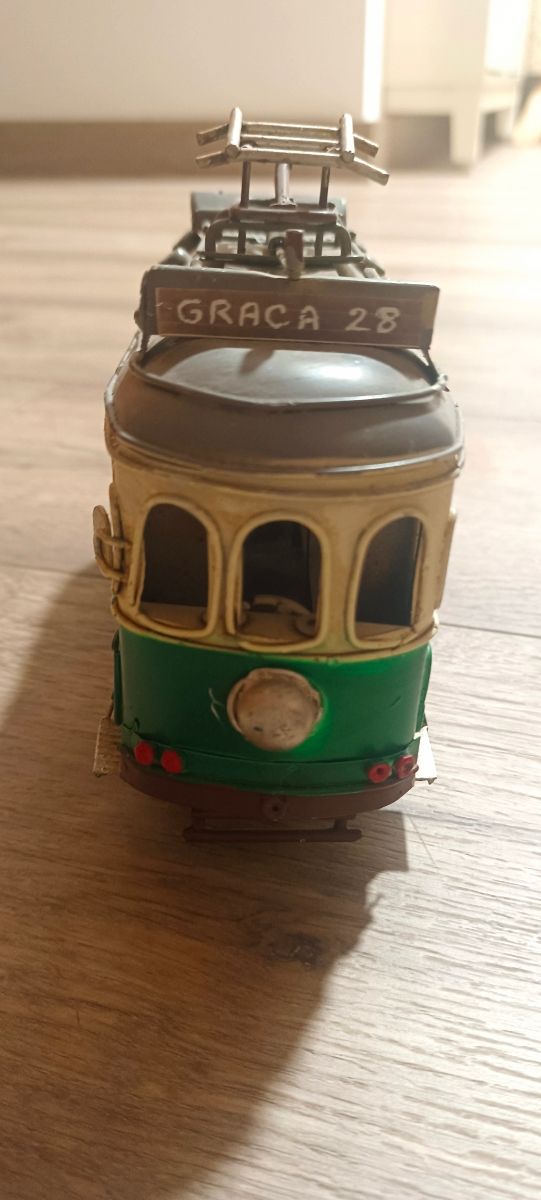 Figura tramvia Lisboa Portugal pintada a mano