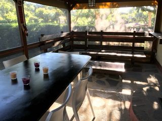 Sofas de madera con mesas