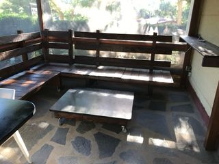 Sofas de madera con mesas