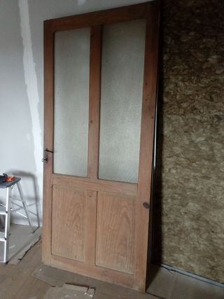 Puerta antigua acristalada