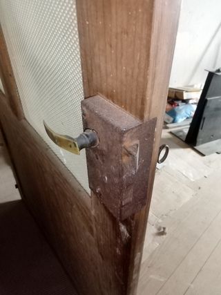 Puerta antigua acristalada