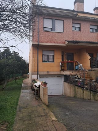 Chalet adosado con jardín 
