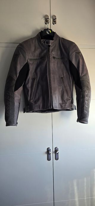 Chaqueta moto Dainese cuero gris y negra. 