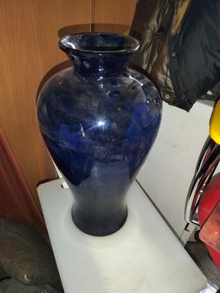Se vende está botella de cristal azul
