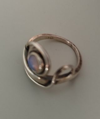 Anillo de plata y piedra de luna