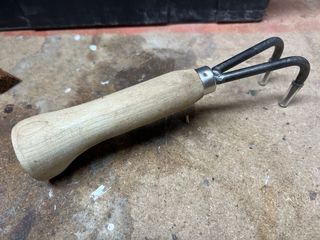 Uncino per la cura ed il rinvaso dei bonsai