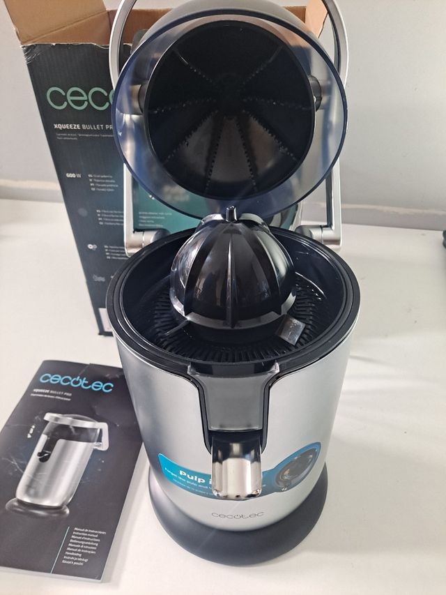 Exprimidor de zumos compacto y eficiente Cecotec